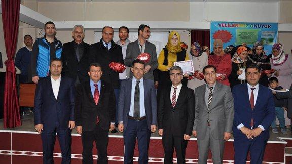 Kaymakamımız Sayın Mehmet ÖZTÜRK Velilerimiz Okuyor Projesinin Ödül Törenine Katıldı.