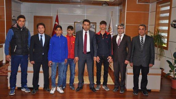 Erzurumda düzenlenen Bölge Güreş Müsabakalarında dereceye giren öğrenciler Kaymakamımızı ziyaret ettiler.