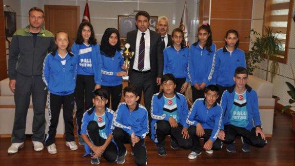 Diyarbakır ilinde gerçekleştirilen Atletizm Yarışmalarında Dereceye Giren Öğrenciler Kaymakamımızı ziyaret ettiler